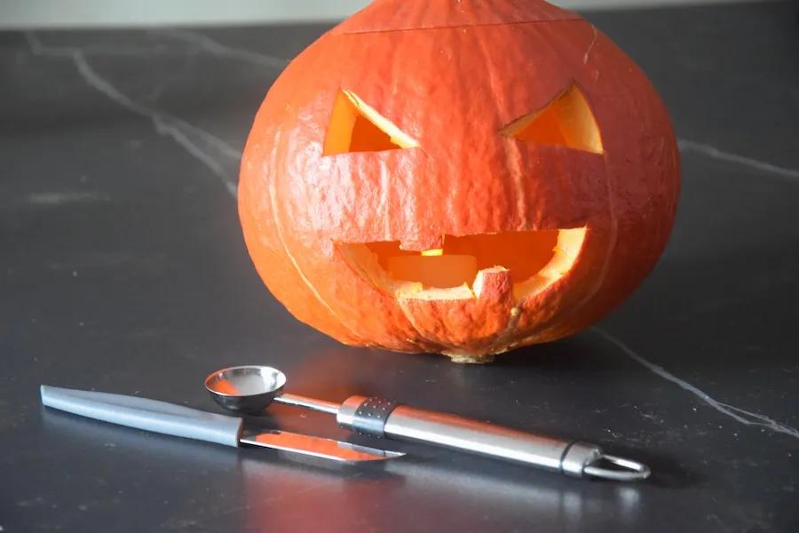 Tijd om de handen uit de mouwen te steken voor deze sfeervolle, griezelige Halloween pompoen.