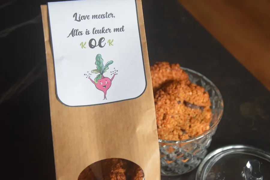 Lieve meester, alles is leuker met (k)OE(k). 
Download, print, knip en plak het label op een zak zelfgebakken koekjes.