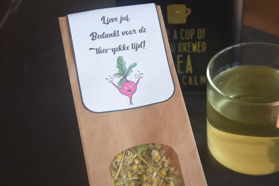 Hét kado om je leerkracht te bedanken voor een thee-gekke tijd!
Download het label, print en plak op een zakje verse kamillethee.