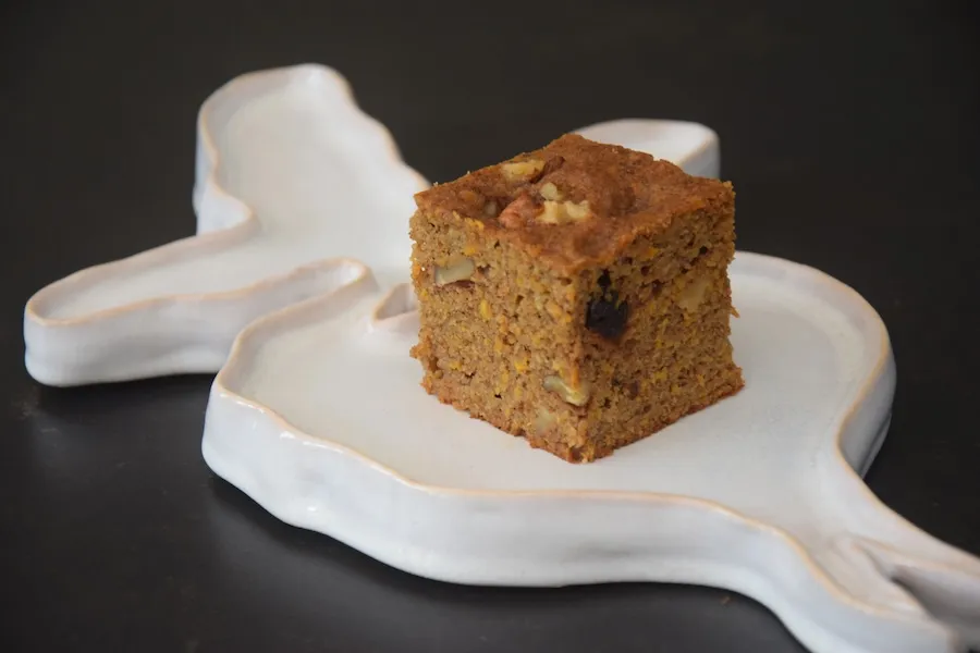 Gezonde wortel-amandeltaart met citrus en een vulling van walnoten en cranberry