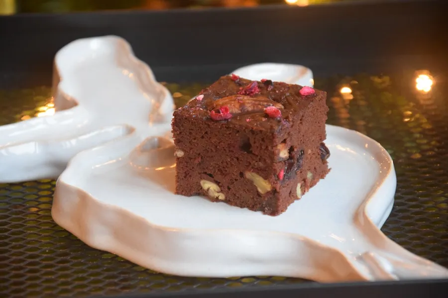 pure chocoladetaart met gedroogde cranberry en pecannoten