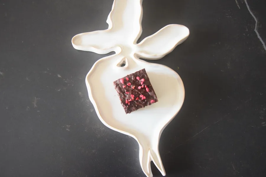 gezonde taart natuurlijk pure chocolade met gevriesdroogde framboos top