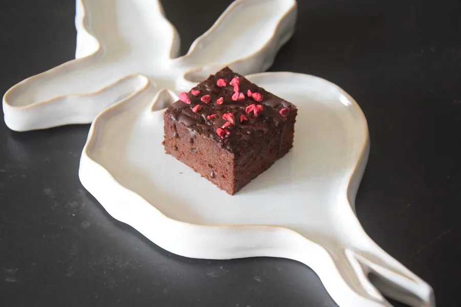 gezonde taart natuurlijk pure chocolade met gevriesdroogde framboos