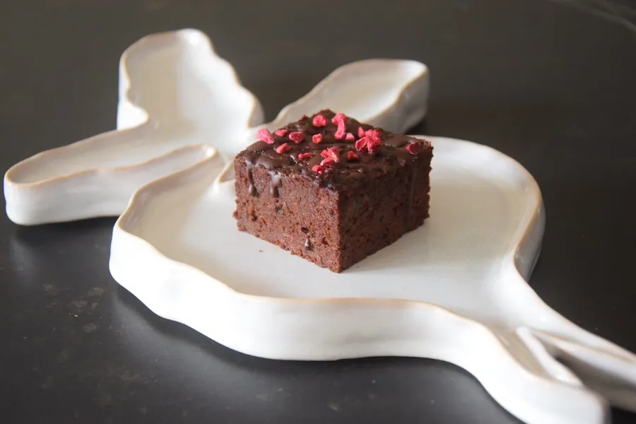 gezonde taart natuurlijk pure chocolade met gevriesdroogde framboos web