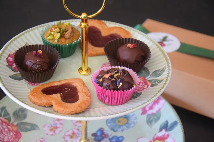 Moederdagbox met gezonde lekkernijen op etagere
