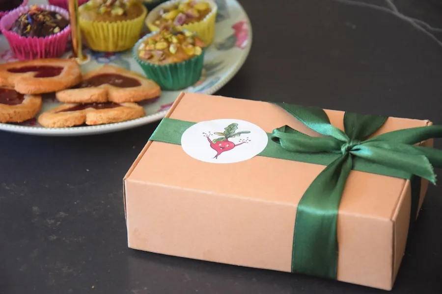 Feestelijke verpakking van moederdagbox met gezonde lekkernijen