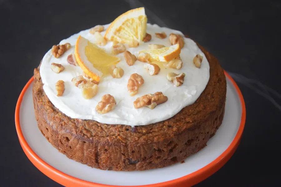 Voedzame Worteltaart met Monchou Topping voorzijde