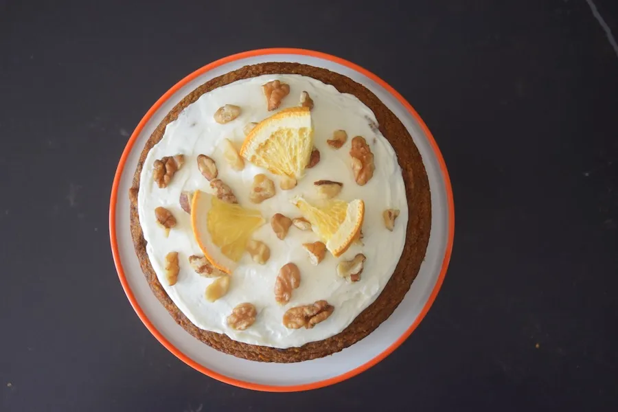Voedzame Worteltaart met Monchou Topping top