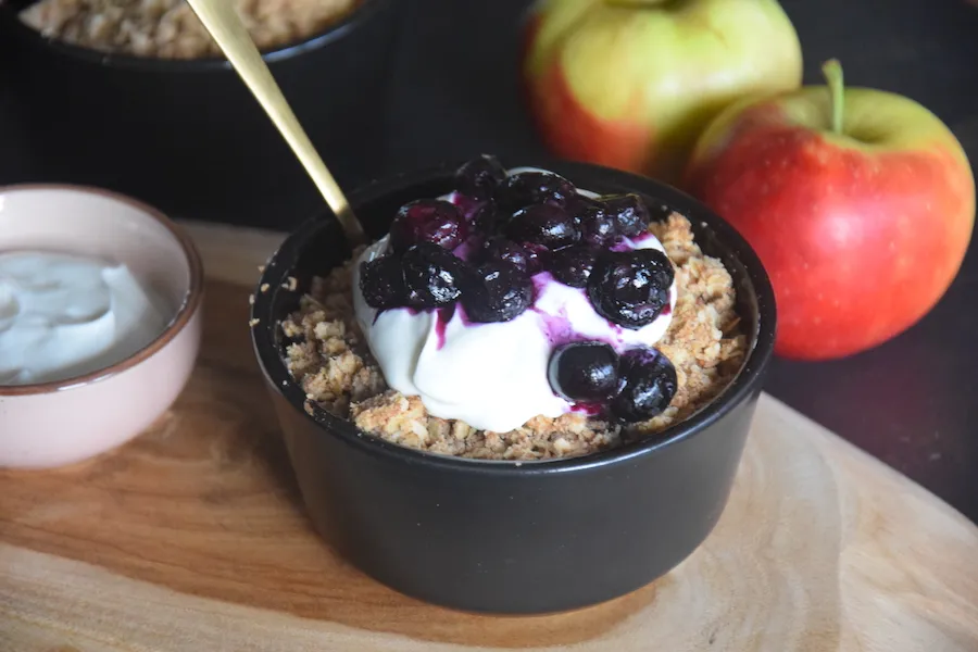 appelcrumble met blauwe bes en kwark