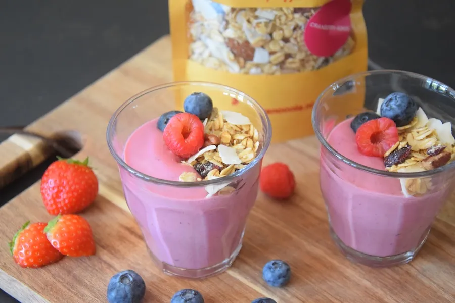 Gezonde Bosvruchtensmoothie met Granola
