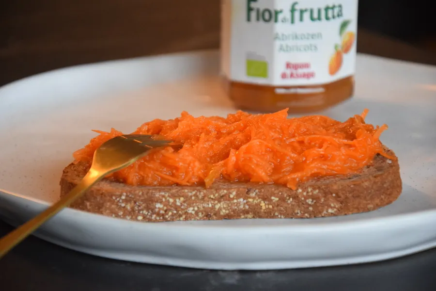 Speltbrood abrikozenjam en wortel