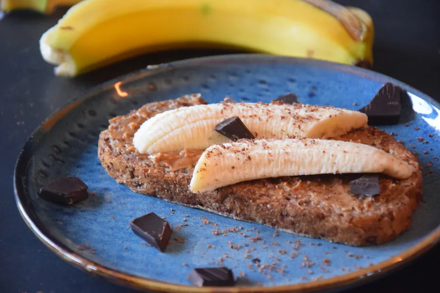 speltbrood pindakaas banaan chocolade