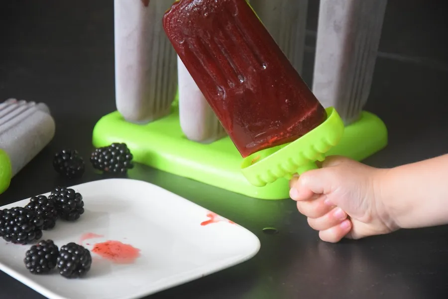 gezonde waterijsjes van bramen en appelsap