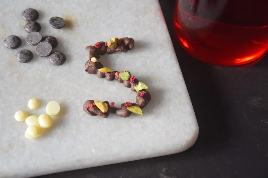 Zelfgemaakte pure chocoladeletter