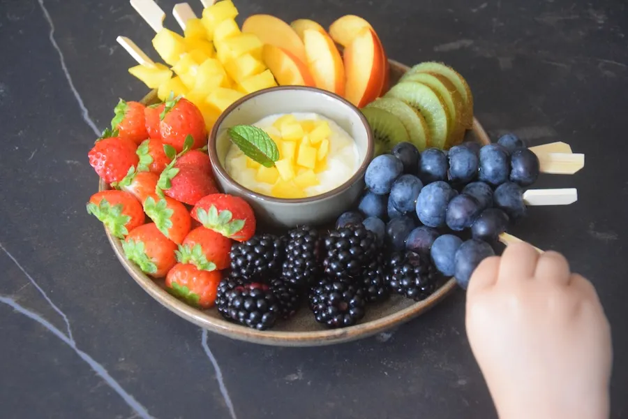 Kidsproof fruitplank met zomerse dip