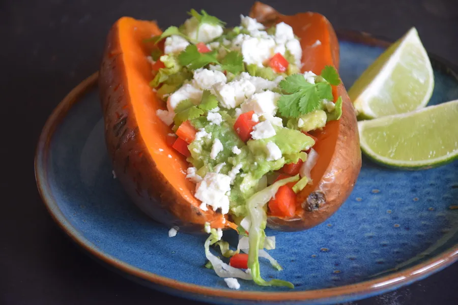 gevulde zoete aardappel met feta, avocado en limoen