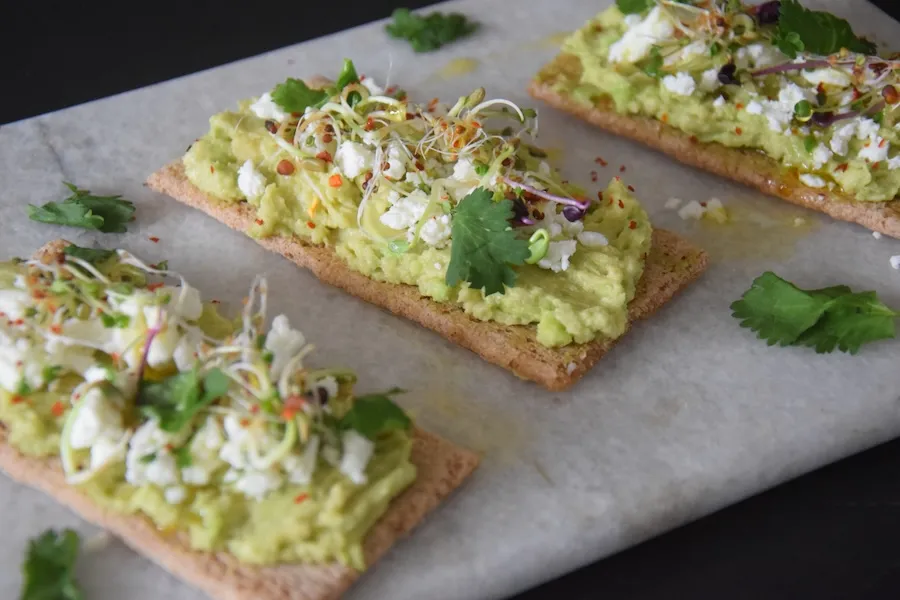 gezond beleg met avocado en fetakaas en kiemgroenten