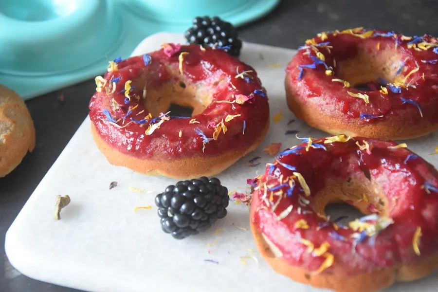 gezonde donuts met glazuur van bramen