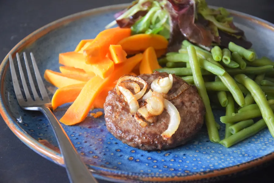 hamburger zoete patat en sperziebonen