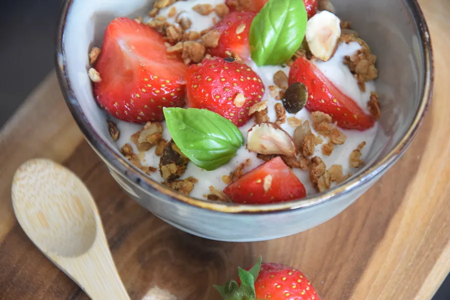 kwark aardbei basilicum granola
