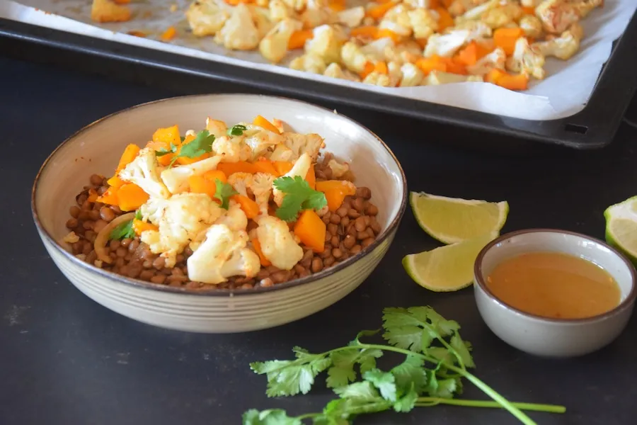 vegan vezelrijke linzenschotel met geroosterde bloemkool en harissa