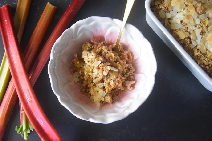 rabarber crumble met vanille en amandel