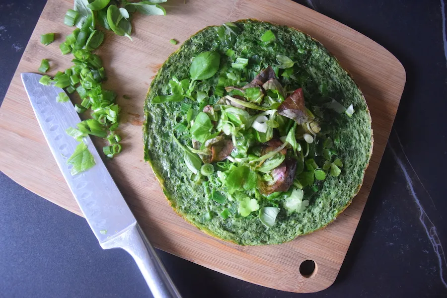 groene groente frittata met verse kruiden
