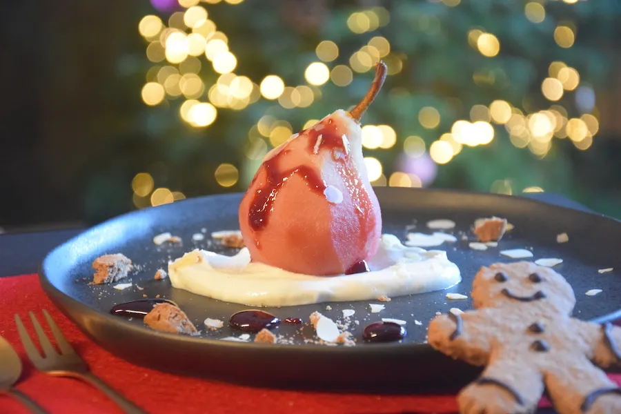 stoofpeer met vanillekwark en gemberkoekcrumble