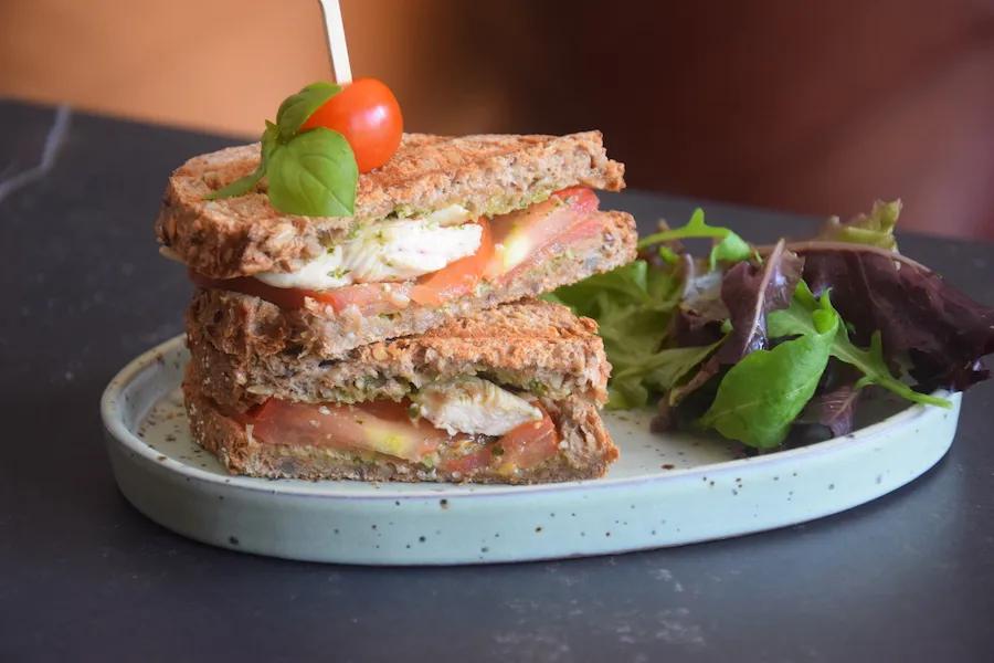tosti pesto kip en tomaat