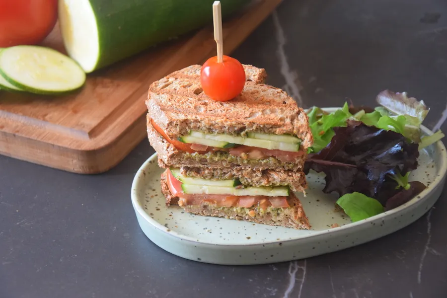 tosti pesto, courgette en tomaat