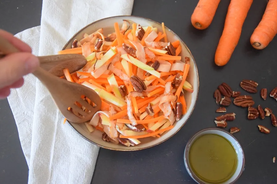 Salade van wortel en appel met kipfilet en pecannoten
