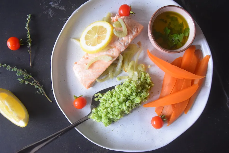 gestoomde zalm met venkel, broccolirijst en zoete aardappelfriet