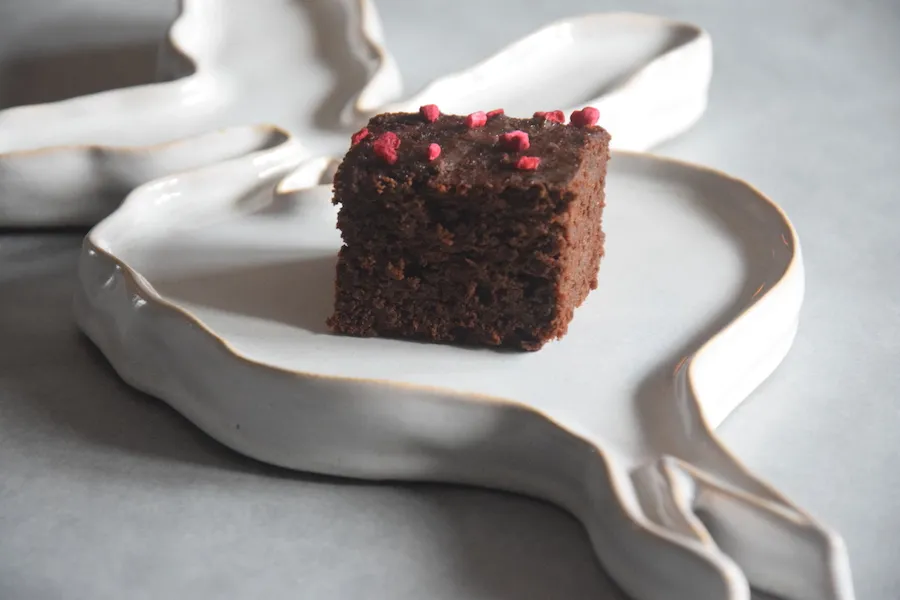 Chocoladetaart met rode biet, pure chocolade en gevriesdroogde frambozen