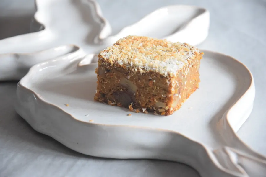 Wortel-kokostaart met vulling van walnoten en Medjool dadels